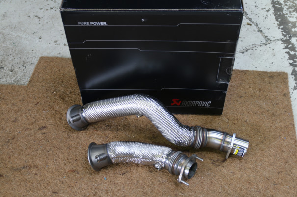 日曜限定特価AKRAPOVIC かい ダウンパイプ BMW M3 