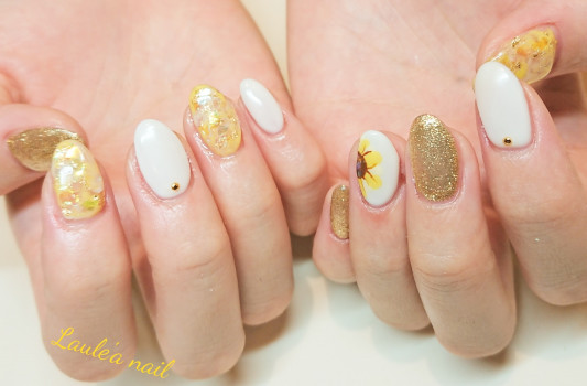 ホログラム ひまわりネイル パラジェル登録店 Laule A Nail 若葉駅前徒歩7分