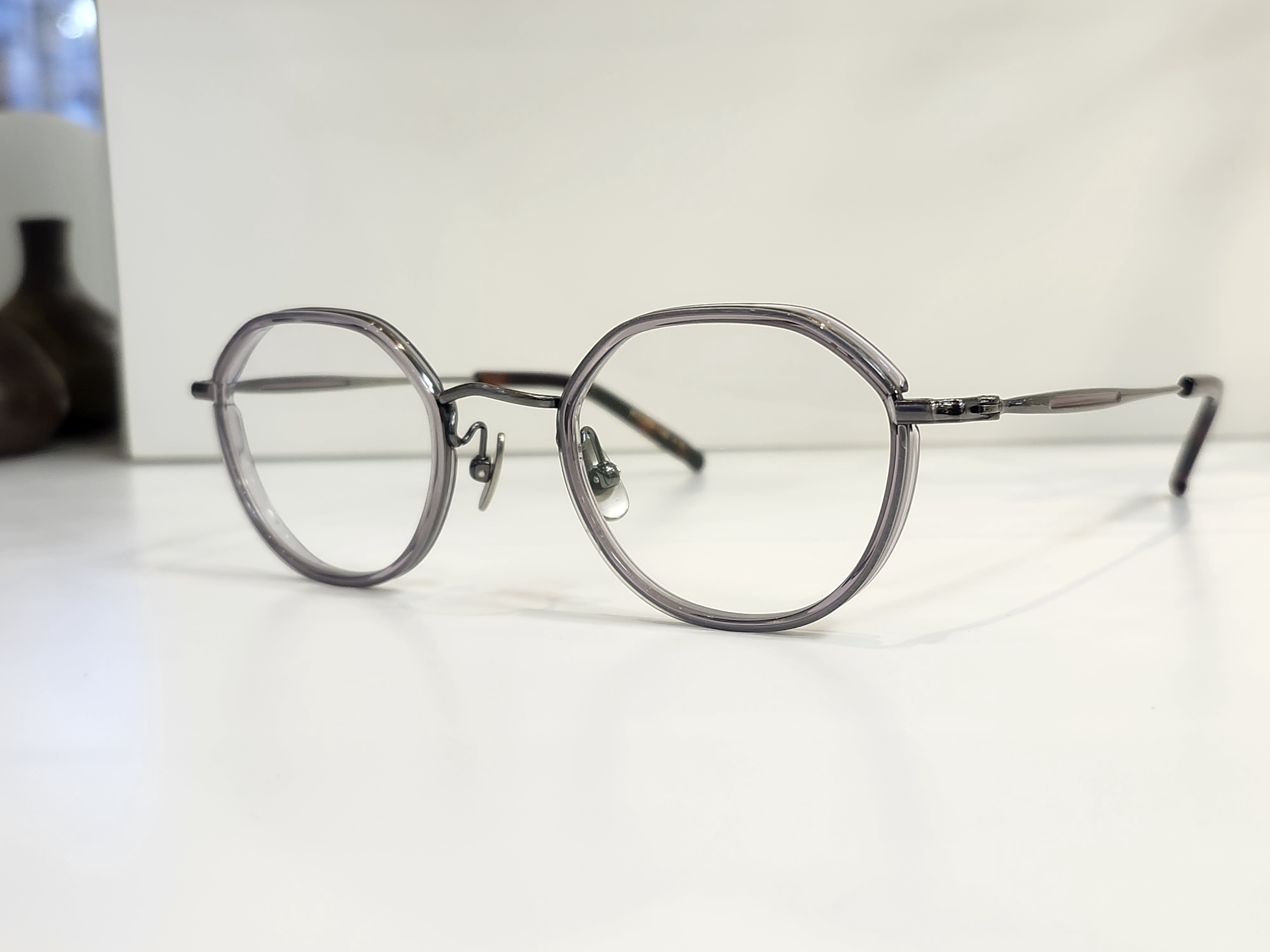 ビジネスからカジュアルまで、万能なコンビ／UKMK eyewear ：Lume