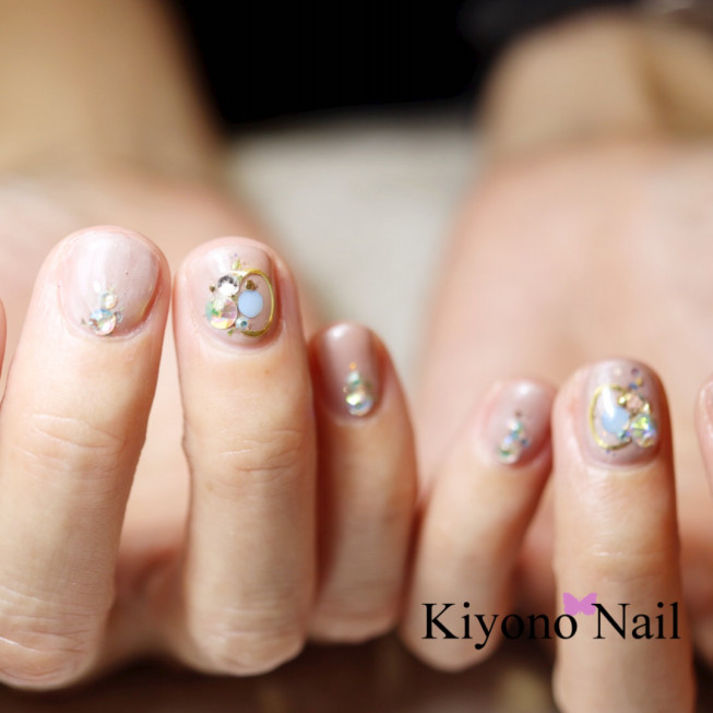 大粒ラインストーンが華やか グレージュネイル 佐世保市ネイルサロン 爪が傷まず上品なネイルのキヨノネイル