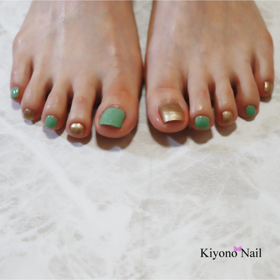グリーン メタルゴールド ペティキュアネイル 佐世保市ネイルサロン ネイルスクール 深爪育成ができるキヨノネイル