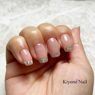 指先の輝きがやみつきになるかも ガラスフレンチ 佐世保市ネイルサロン 爪が傷まず上品なネイルのキヨノネイル