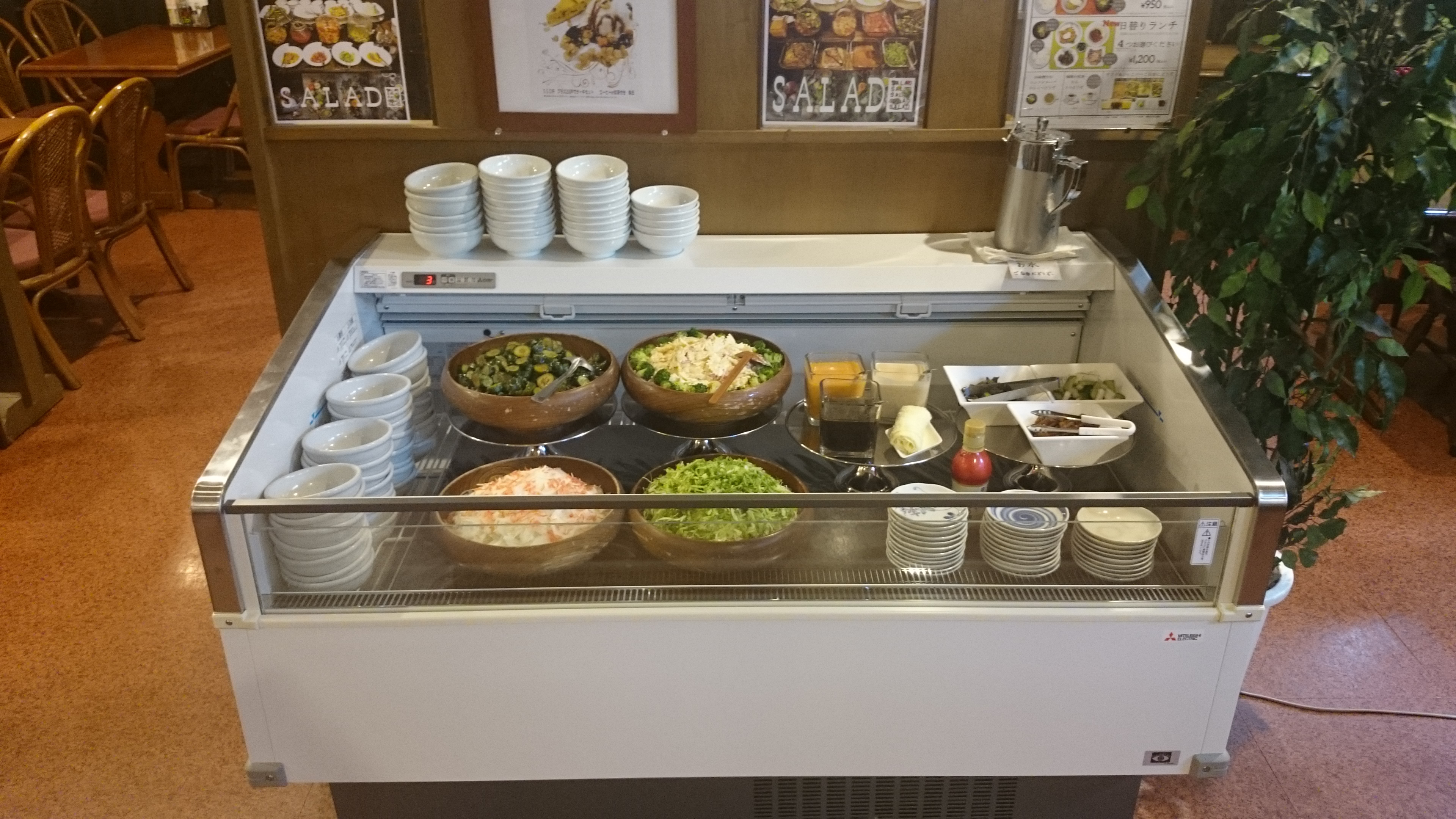 サラダバーリニューアルしました | シャトー赤坂's 旧HP