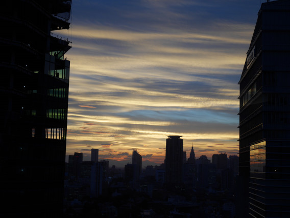 夕暮れのビルの隙間から 写真館