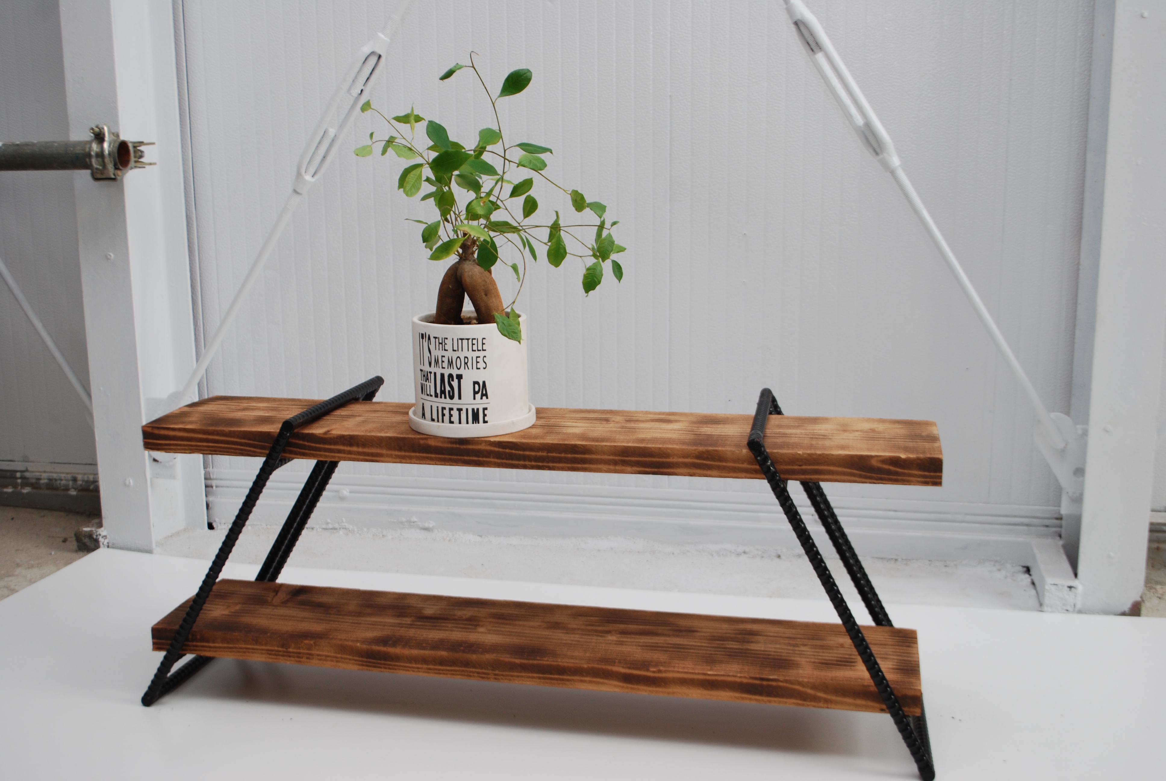 ShiーYaの新品アイアンウッドテーブル