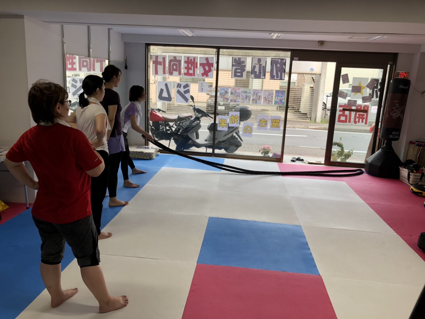 女性陣のバトルロープ！ 瀬谷 WINGS GYM 新しい型のフィットネスジムです(^^) 40以上のトレーニングメニューで楽しく飽きずに