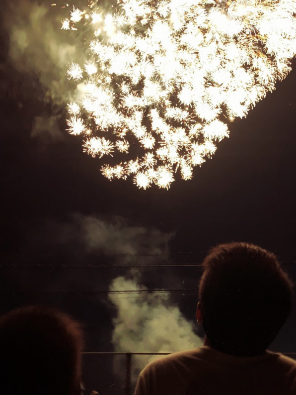 ステイホーム花火 イベント中止が相次ぐ今夏の夜空を照らす 井本よしろう 周南市議会議員 オフィシャルサイト