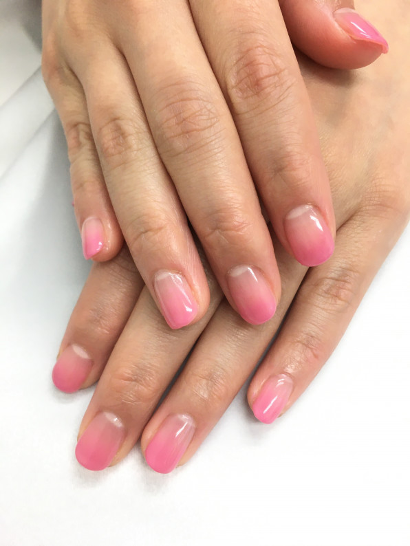 ピンクグラデーションでかわいく 近鉄奈良駅ネイルサロンkai Laniカイラニ 近鉄奈良駅から徒歩5分 年齢を重ねた指先を美しく ネイルで彩る毎日のときめきを 50代から始めるネイルサロン Kai Lani カイ ラニ