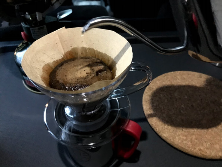 ていねいにコーヒーをドリップする