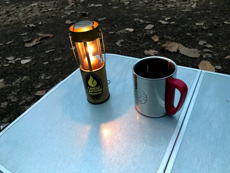 ランタンとマグカップのコーヒー