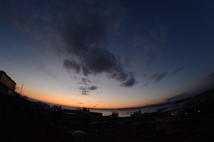 魚眼レンズで撮った夕暮れの釧路港