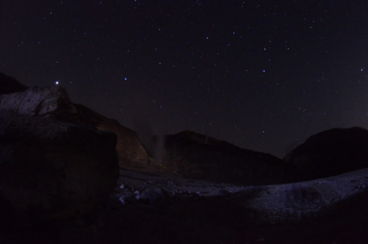 硫黄山と星空の写真