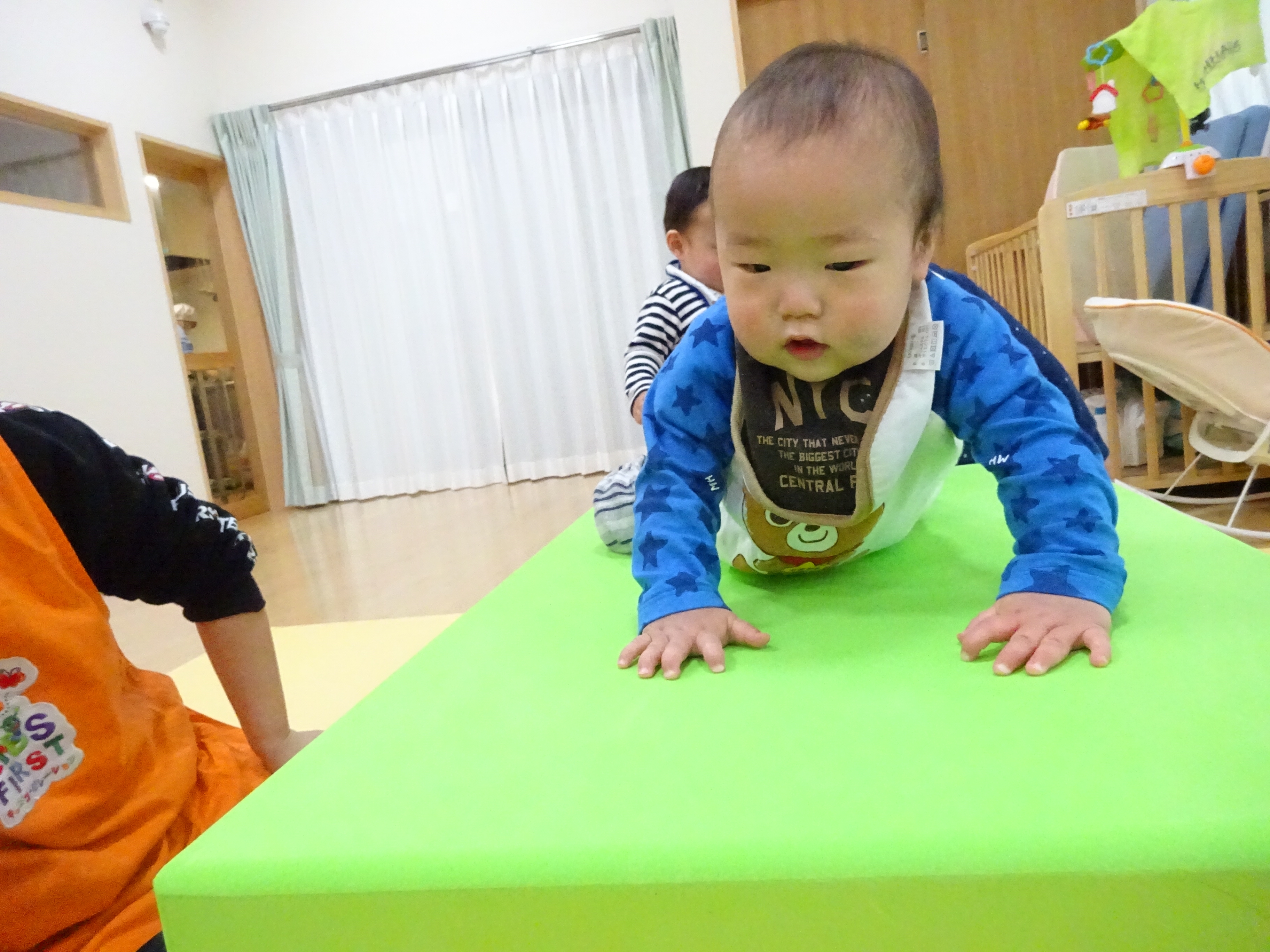 セール価格 公式 ハイハイ 練習 乳幼児のハイハイに お山をハイハイでのぼる おりるなどが楽しめる ハイランドおやま 3つ折り ランキング入賞商品 Kindermomma Com