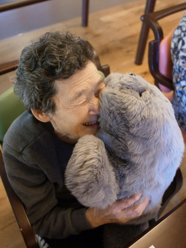 癒やし系ロボット パロがかけはしにやってきた 老健かけはしブログ 癒やし系ロボット パロがかけはしにやってきた 老健かけはしブログ