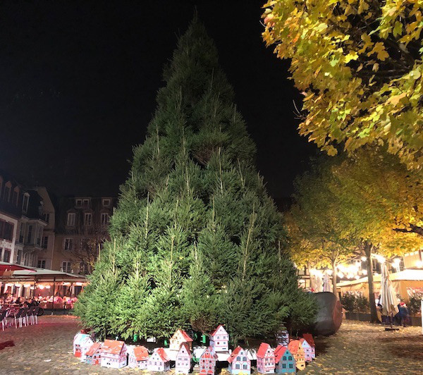 フランス ストラスブールでクリスマスマーケット 19 が始まりました ギャラリー ラファイエットでは 100 周年プロジェクションマッピング Les Falaises De Gres フランス ストラスブールでクリスマスマーケット 19 が始まりました ギャラリー ラファイエットでは 100 周年プロジェクションマッピング Les Falaises De Gres