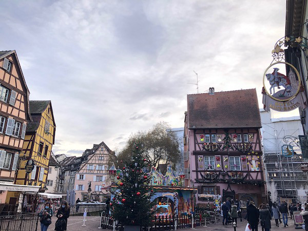 フランス アルザス地方の小さな街コルマール Colmar クリスマスマーケット は中止ですが クリスマスデコレーションされた街は可愛いですね Les Falaises De Gres