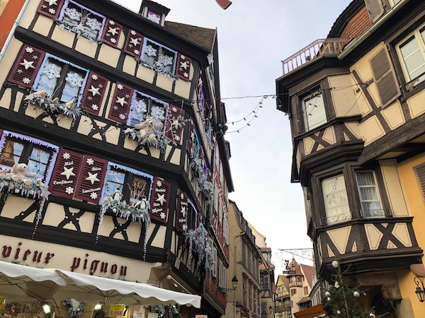 フランス アルザス地方の小さな街コルマール Colmar クリスマスマーケット は中止ですが クリスマスデコレーションされた街は可愛いですね Les Falaises De Gres