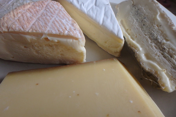 フランス ?? スーパーでお気軽に購入して食べているチーズ ? どれが美味しいのかなぁ ? 気になる栄養成分表示 ? | Les  Falaises de Grès