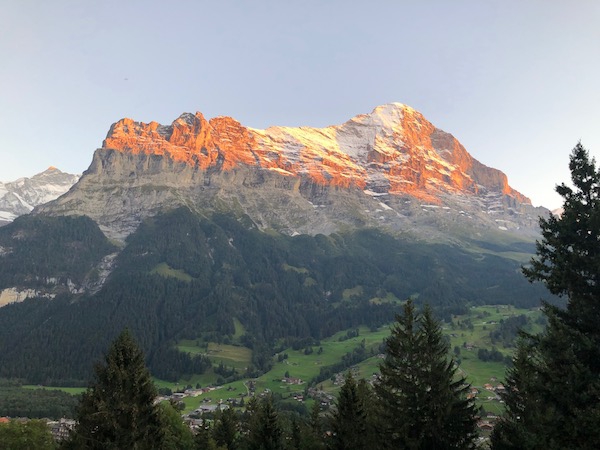 スイス 🇨🇭 アイガーの村グリンデルワルト (Grindelwald) で魅惑的な 