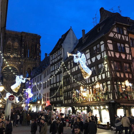 もみの木で作られたクリスマスツリー発祥の地なのかな フランス ストラスブールでは 18 年バージョンのクリスマスツリーのセッティングが始まりました Les Falaises De Gres