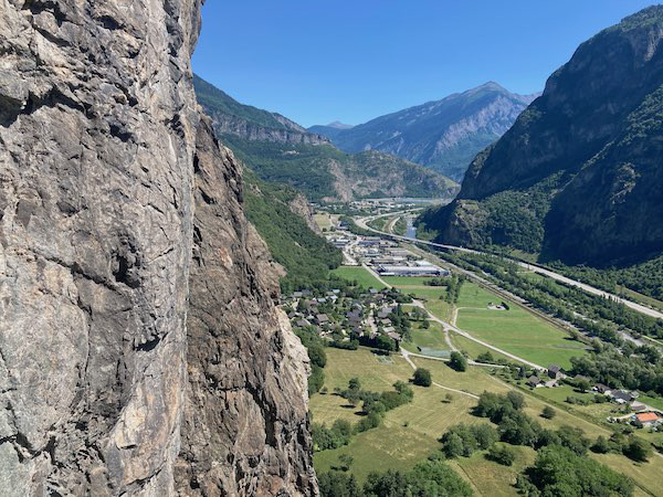 フランス南東部 サヴォワ Savoie にあるローカルなクライミングエリア ポンタマフレ Pontamafrey で 2 度目のマルチピッチクライミング Les Falaises De Gres