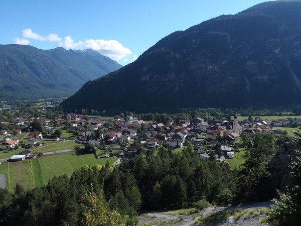 アルプスの絶景を背景に オーストリア・チロル (Tirol) での 