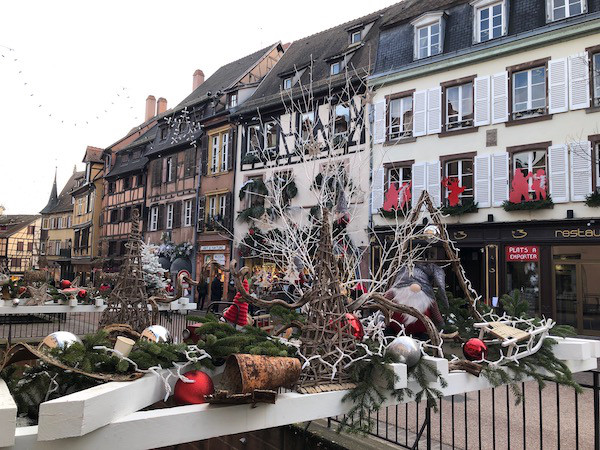 フランス アルザス地方の小さな街コルマール Colmar クリスマスマーケット は中止ですが クリスマスデコレーションされた街は可愛いですね Les Falaises De Gres