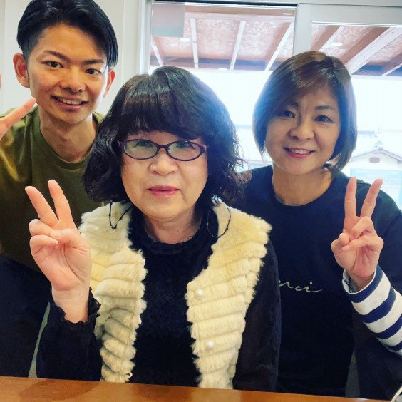 嬉しくて嬉しくて 笑 北九州市小倉南区で鍼治療 あん摩マッサージ 美容鍼を受けるならメルシー鍼灸院 嬉しくて嬉しくて 笑 北九州市小倉南区で鍼治療 あん摩マッサージ 美容鍼を受けるならメルシー鍼灸院
