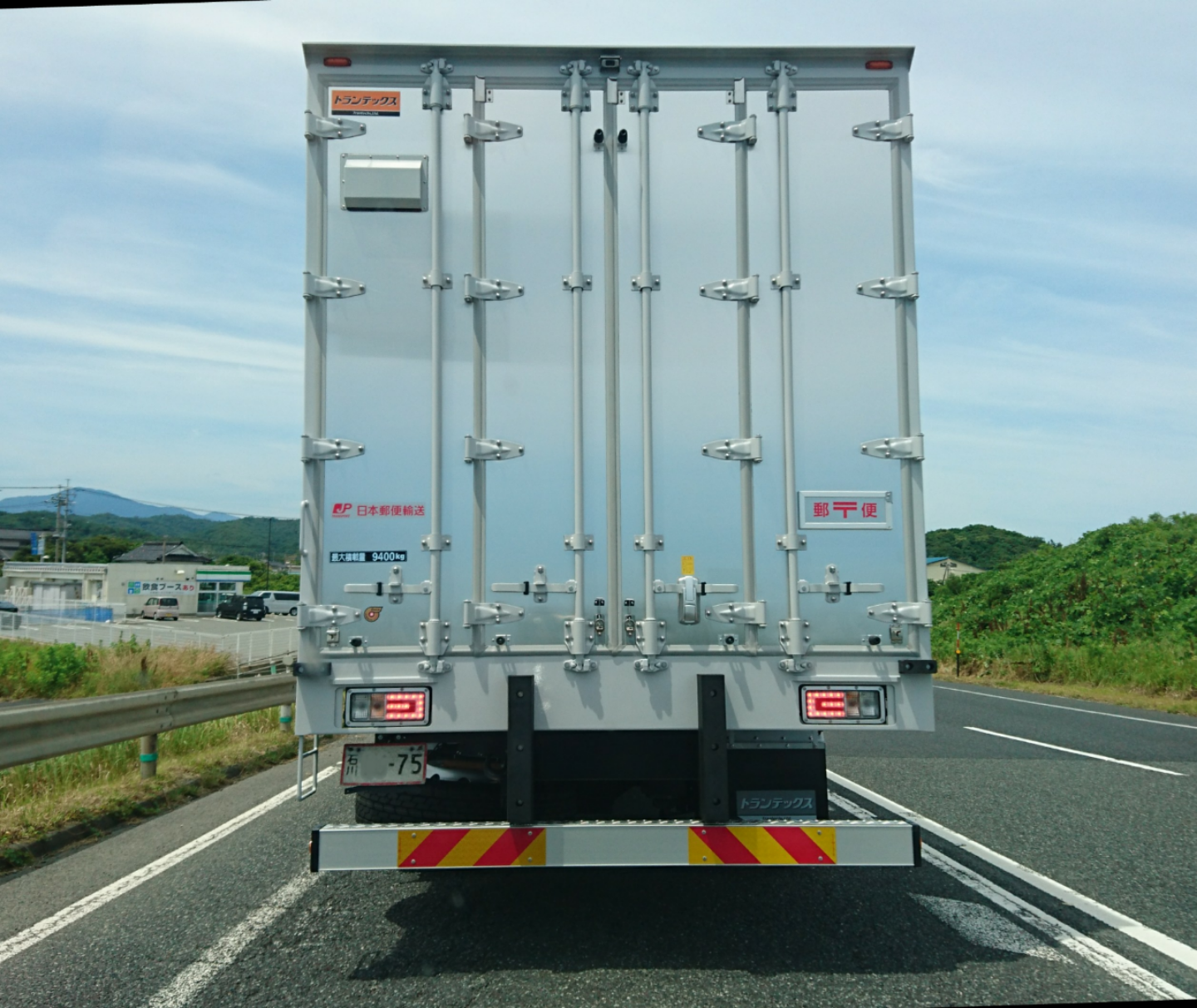 生まれたてほやほや ピカピカの郵便トラックを見かけました のんきーのはらぺこ日記 おかわり 鳥取県で食べます