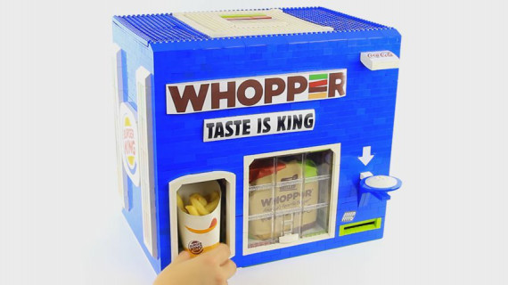 Legoで作られたハンバーガーセットの自販機 Silly