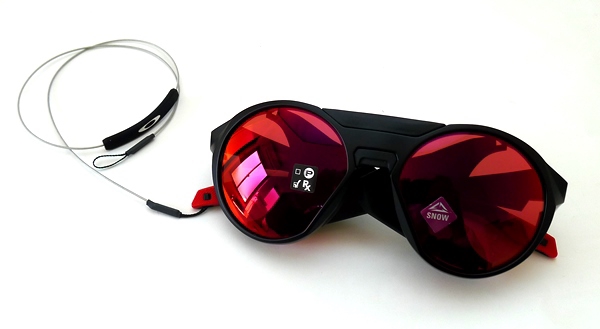 登山に適し、厳しい気象から守ってくれる最先端アイウェア】OAKLEY
