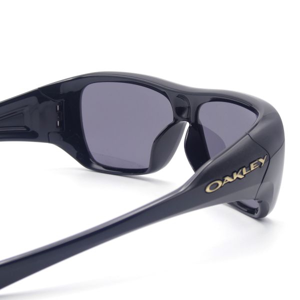 OAKLEYの過去の人気モデルにインスパイアを受けたデザインのニュー