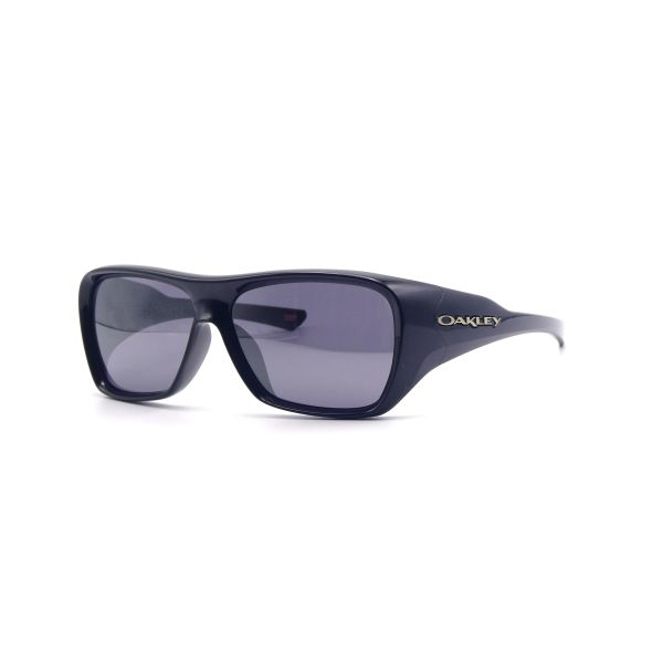 OAKLEYの過去の人気モデルにインスパイアを受けたデザインの