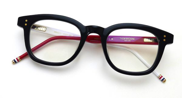 トリコロールカラーを採用したアシンメトリーのセルフレーム】THOM  