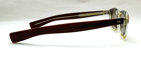 90年代に発売されたストリートブランドの名品の象徴的なスタイルを表現