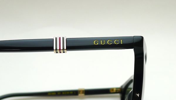 GUCCIロゴと赤緑のシェリーラインカラーのパーツが入ったスクエアの