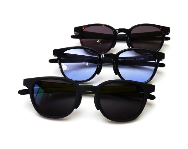 男女ともに違和感なくかけられるシンプルでミニマルな