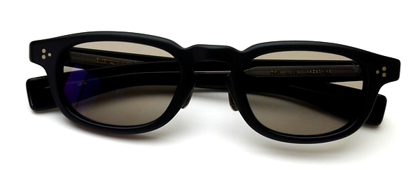 90年代に発売されたストリートブランドの名品の象徴的なスタイルを表現