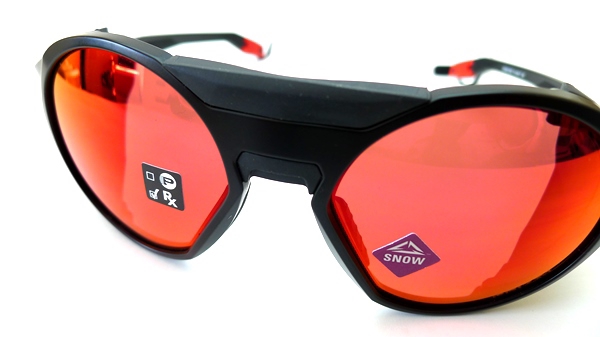 登山に適し、厳しい気象から守ってくれる最先端アイウェア】OAKLEY