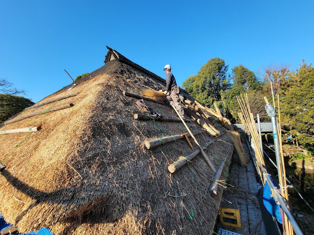 茅葺き屋根　補修道具 神奈川県 足柄上郡開成町 あしがり郷瀬戸屋敷茅葺屋根補修工事 | 富士