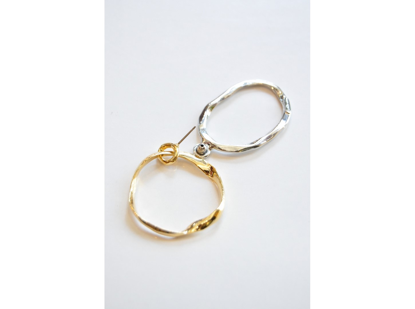 sea`ds mara シーズマーラ ツイスティングキャッチピアス フープピアス sea`ds mara シーズマーラ ツイスティングキャッチピアス フープ
