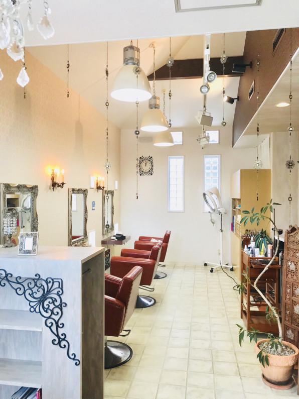 店内 ｃｒｅｅｒ クレー 本庄市美容室 南欧アンティーク調の落ち着いた雰囲気の美容院