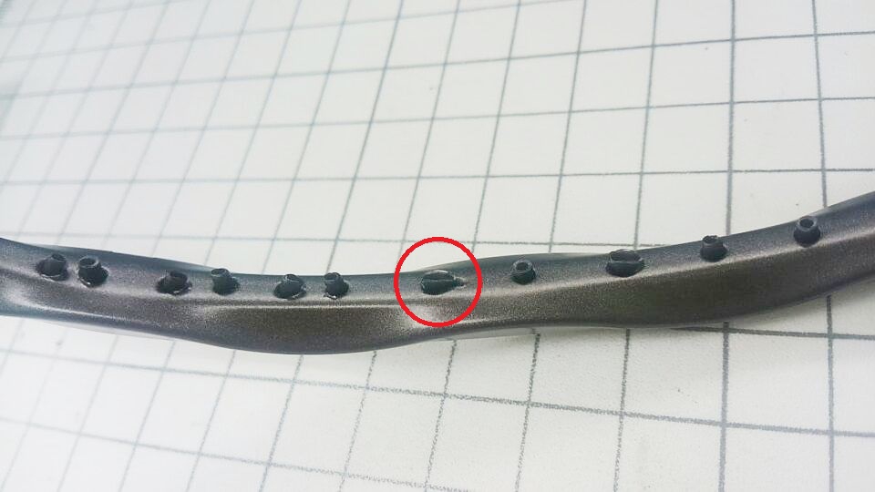 フレーム内側の軽度の喰い込みにも使えるグロメットのフレア加工 