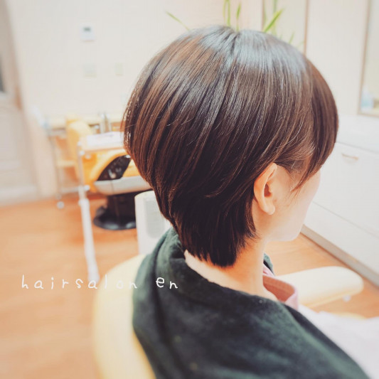 伸ばし途中の耳かけショートヘア Hairsalon En