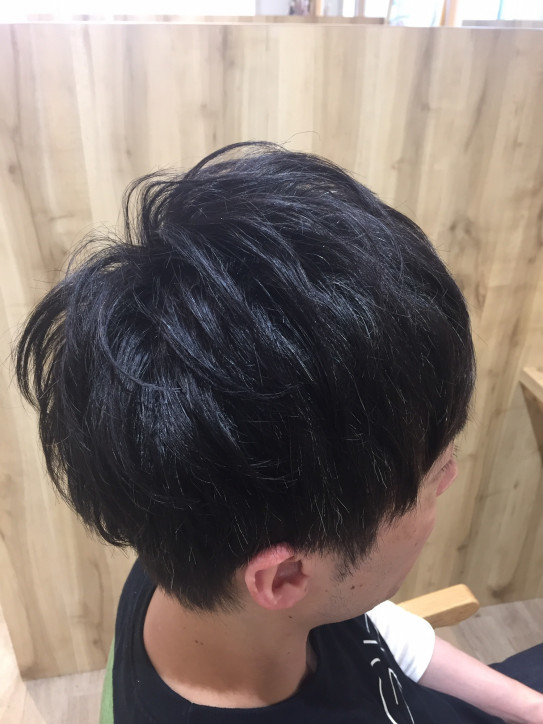 30代 男性髪型 つむじ周りや頭頂部のぺたんこヘアになりやすい部分を