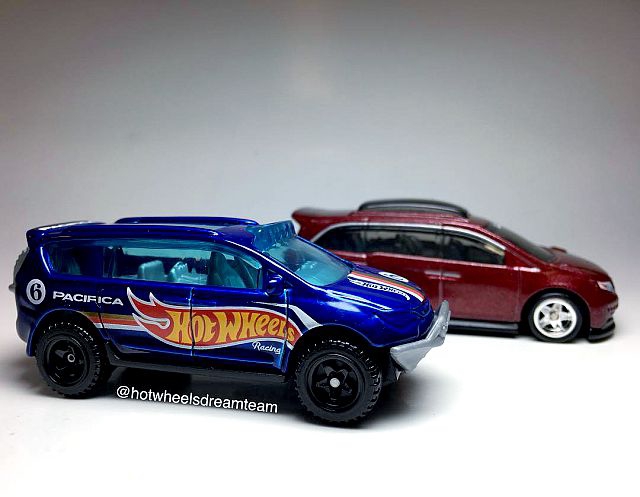 chrysler pacifica diecast