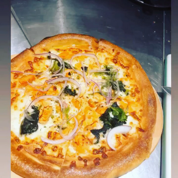 焼き鮭 自家製スモークサーモン ほうれん草 味噌クリーム Pizza Tomo Louis オフィシャルhp 焼き鮭 自家製スモークサーモン ほうれん草 味噌クリーム Pizza Tomo Louis オフィシャルhp