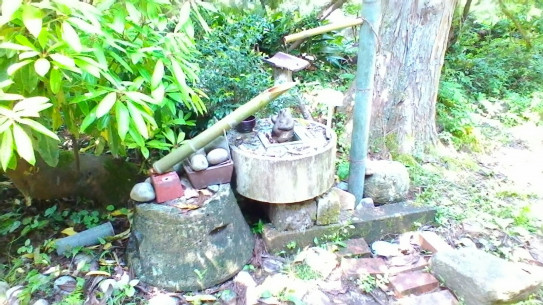 お庭のししおどし やっと完成しました お風呂に入っている狸にも注 目 茶藝館 茶楽 お庭のししおどし やっと完成しました お風呂に入っている狸にも注 目 茶藝館 茶楽