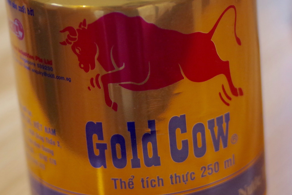 レッドブルのニセモノ Gold Cow ってなに ベトナム ダナンで見つけた謎のエナジードリンク ヨーロッパわくわく日誌 子育て編