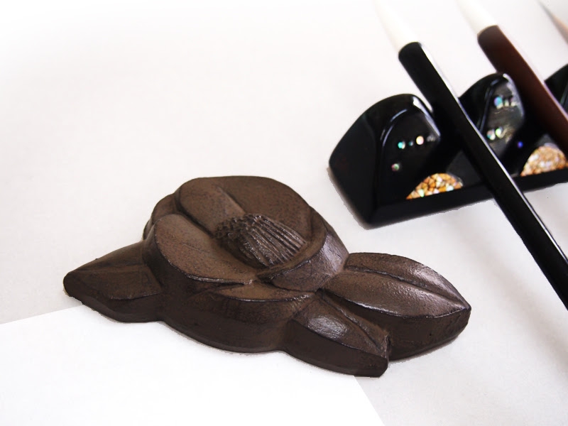 鋳物文鎮「椿一輪」 | Ayami Nakamura official website 